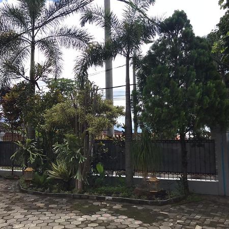 Villa & Guest House Batu Indah Exterior photo