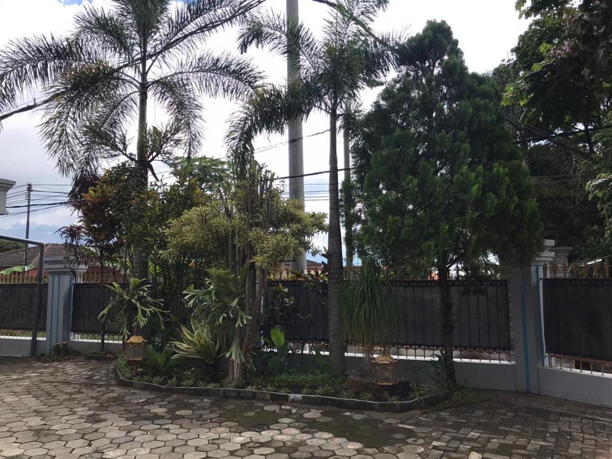 Villa & Guest House Batu Indah Exterior photo